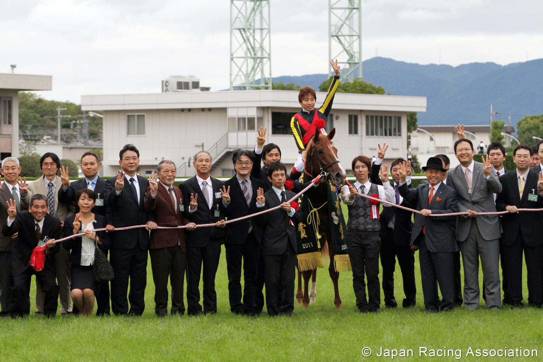 オルフェーヴルが7頭目の栄冠。メジロマックイーンが3冠馬の祖父に © JRA