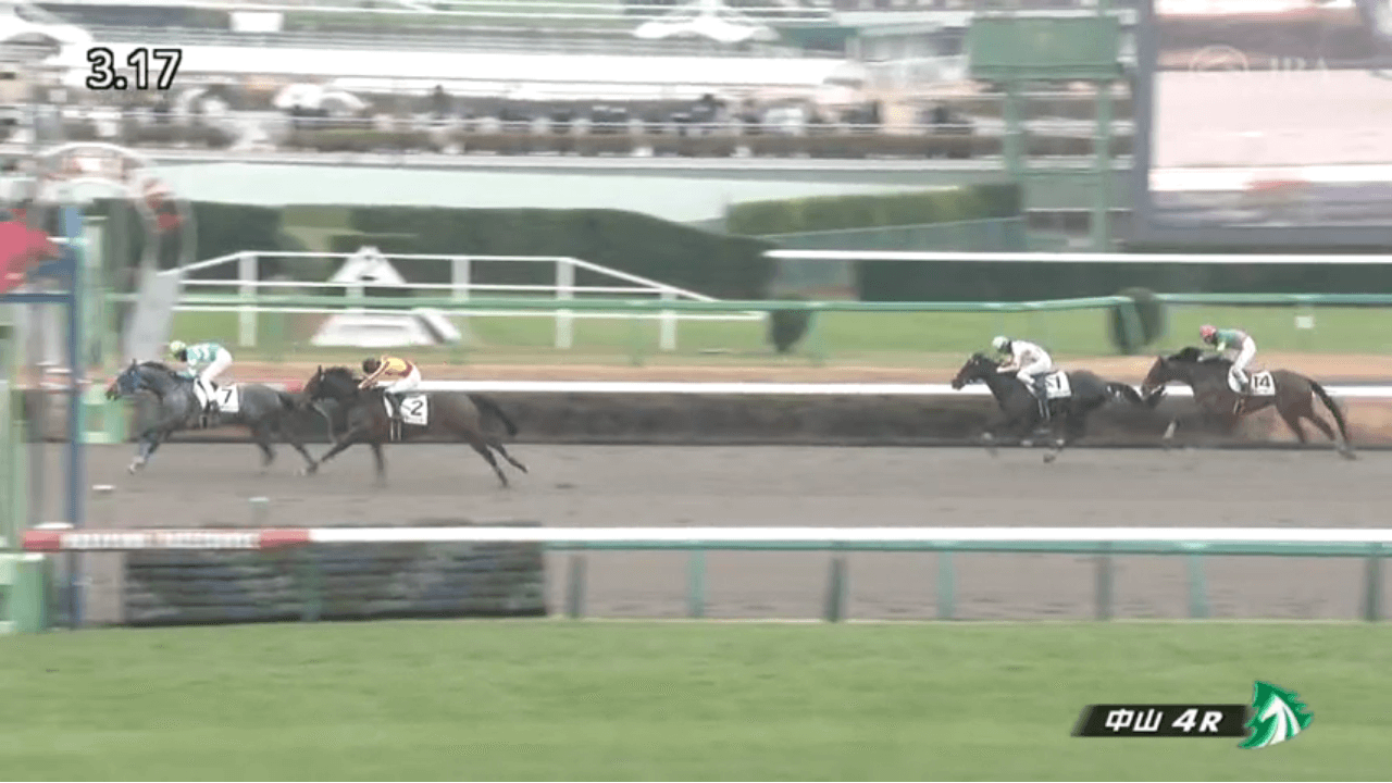 ゴールデンスロープ（ゴールドシップ産駒）が、ジャンプレースを逃げ切ってデビュー16戦目で待望の初勝利