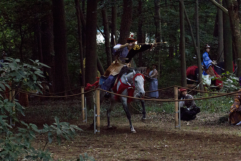 全速力で駆ける馬の背で両手を離して的を狙う...神業です。。